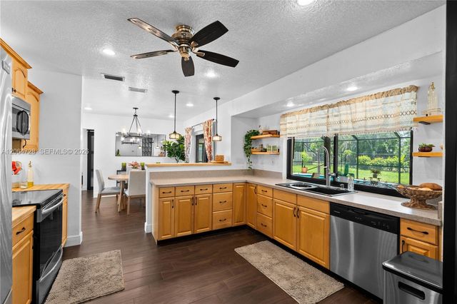 5680 SW 9th St, Plantation, FL 33317