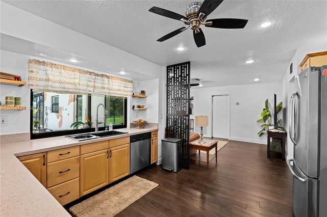 5680 SW 9th St, Plantation, FL 33317