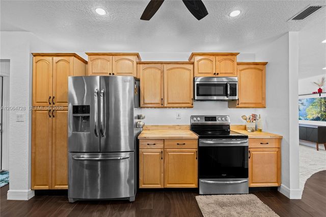 5680 SW 9th St, Plantation, FL 33317