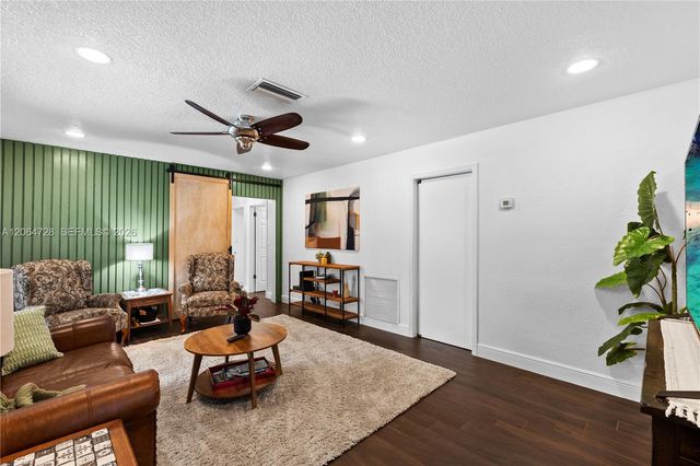 5680 SW 9th St, Plantation, FL 33317