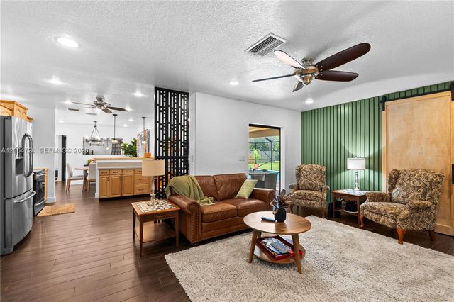 5680 SW 9th St, Plantation, FL 33317
