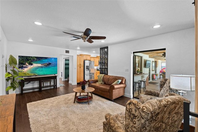 5680 SW 9th St, Plantation, FL 33317