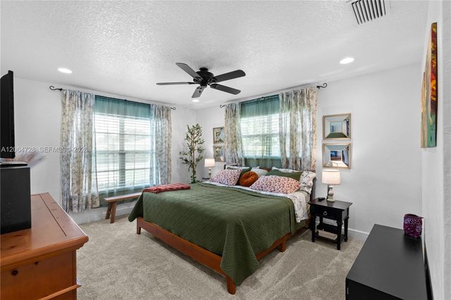 5680 SW 9th St, Plantation, FL 33317