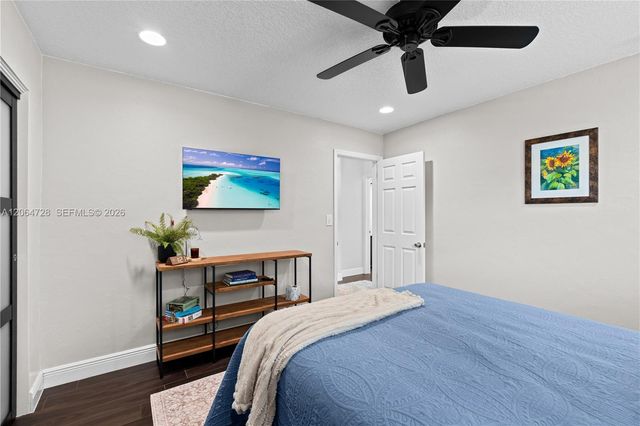 5680 SW 9th St, Plantation, FL 33317