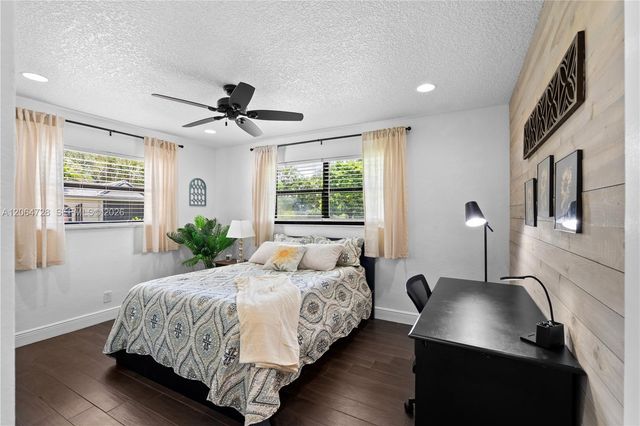 5680 SW 9th St, Plantation, FL 33317