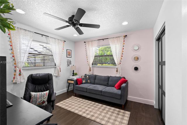 5680 SW 9th St, Plantation, FL 33317