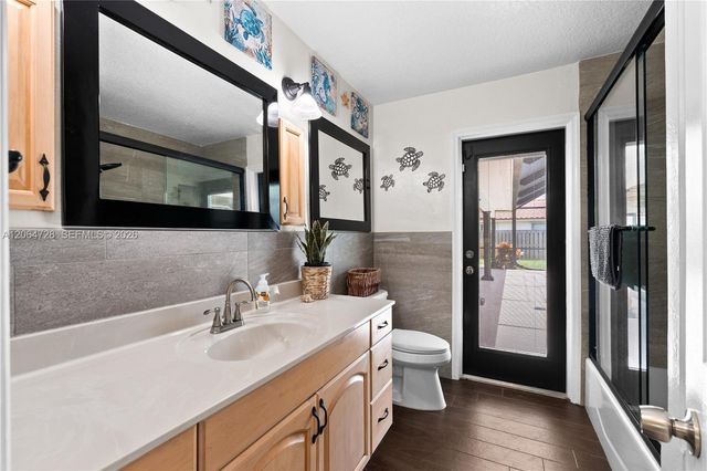 5680 SW 9th St, Plantation, FL 33317