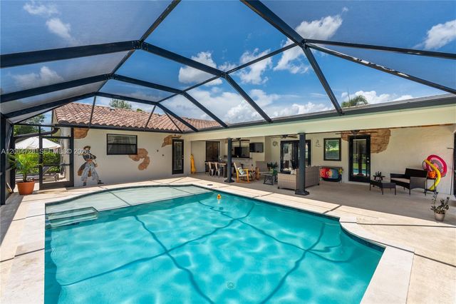 5680 SW 9th St, Plantation, FL 33317