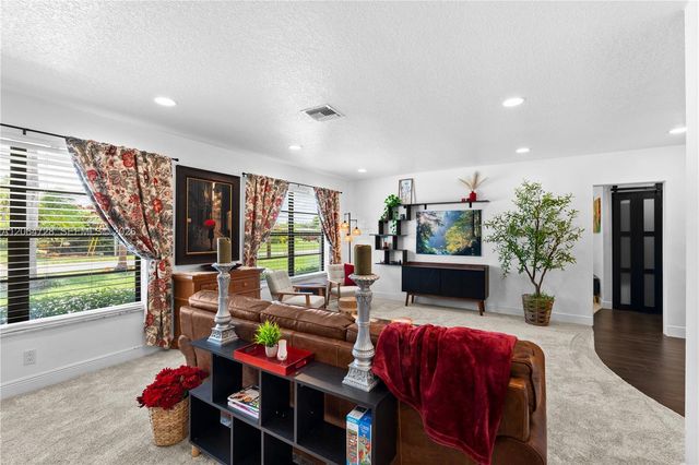5680 SW 9th St, Plantation, FL 33317