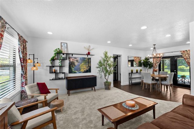 5680 SW 9th St, Plantation, FL 33317
