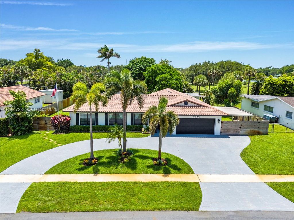 5680 SW 9th St, Plantation, FL 33317