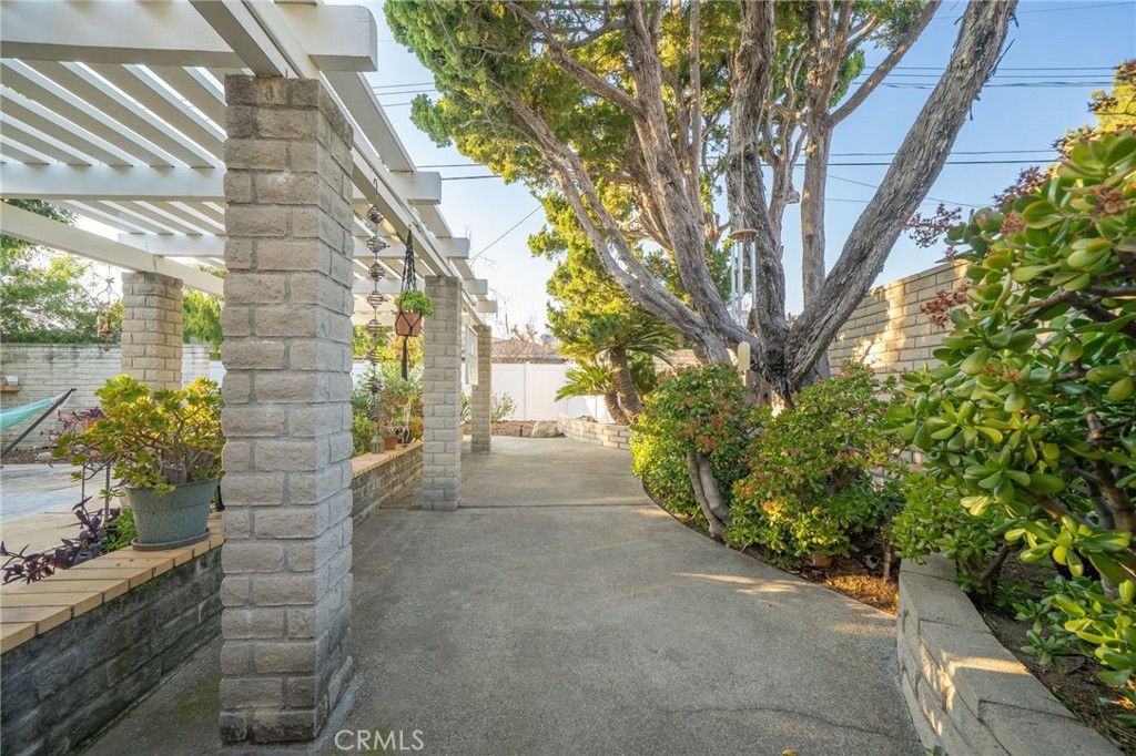 Image 40 of property listing at 897 Ottawa Drive, Claremont, CA 91711
