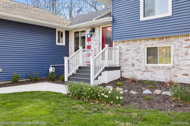 543 Woodland Drive, South Lyon, MI 48178