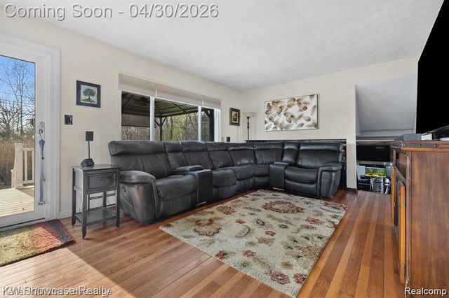 543 Woodland Drive, South Lyon, MI 48178