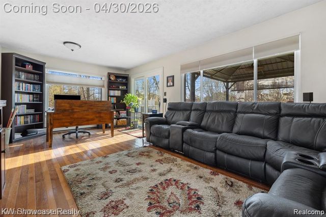 543 Woodland Drive, South Lyon, MI 48178