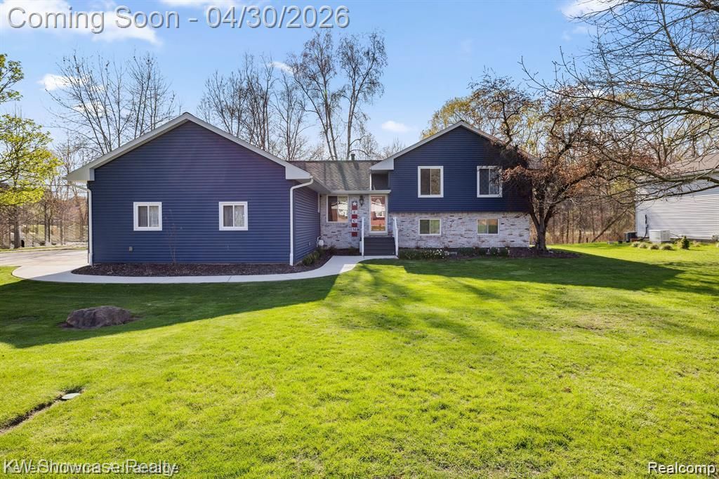 543 Woodland Drive, South Lyon, MI 48178