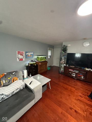 910 Angus Way, Indianapolis, IN 46217