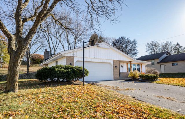 2109 Melody LANE, Waukesha, WI 53186