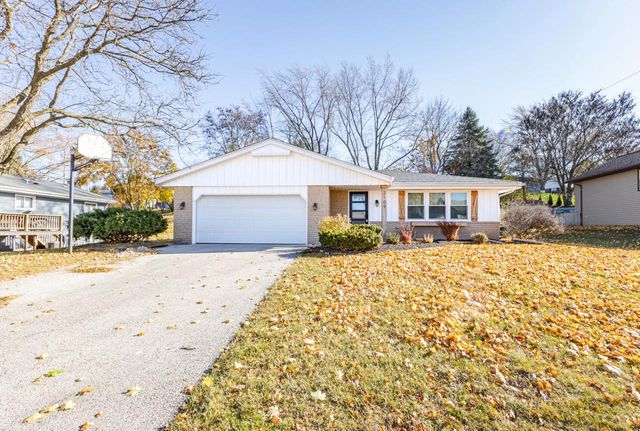 2109 Melody LANE, Waukesha, WI 53186