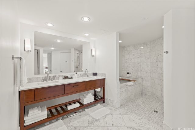 223 Saratoga Road 2706, Honolulu, HI 96815