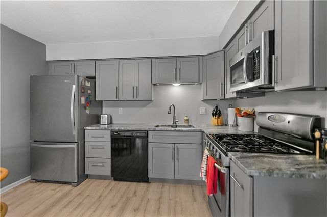 8019 E 130 Court E, Grandview, MO 64030