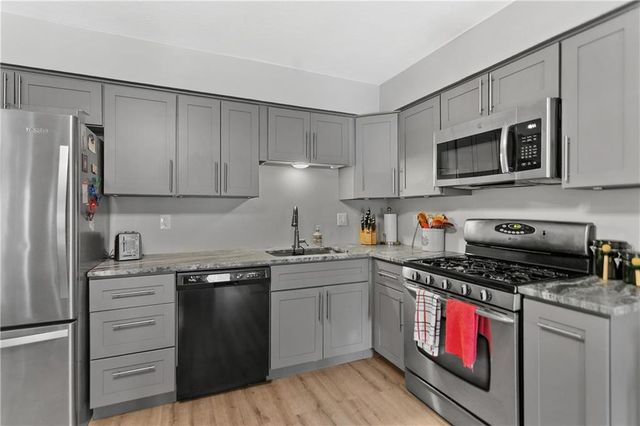 8019 E 130 Court E, Grandview, MO 64030