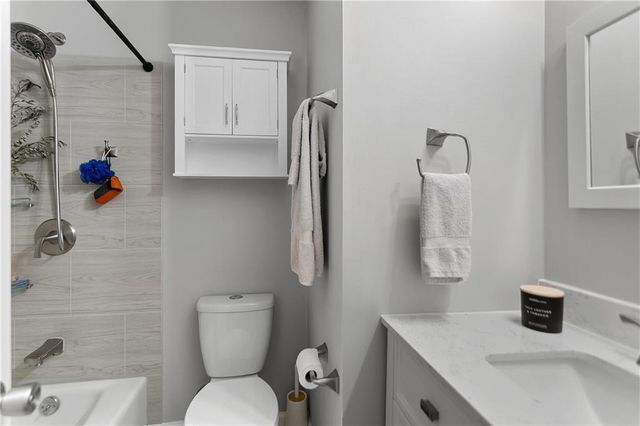 8019 E 130 Court E, Grandview, MO 64030