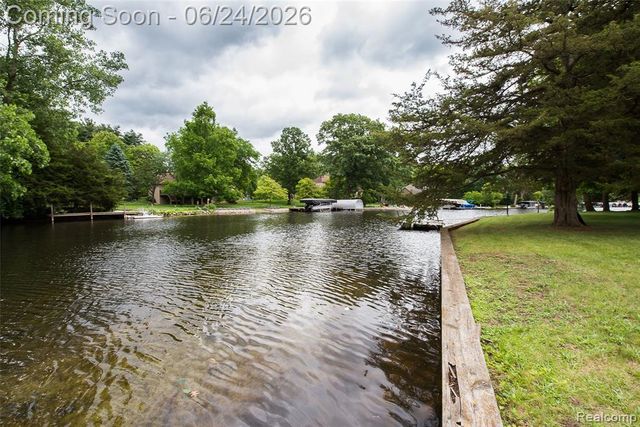 1165 Camelot Drive, Pinckney, MI 48169