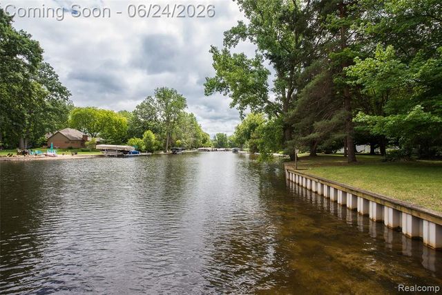 1165 Camelot Drive, Pinckney, MI 48169