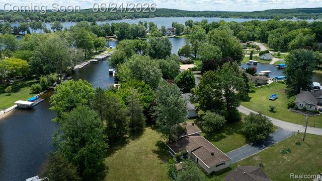 1165 Camelot Drive, Pinckney, MI 48169