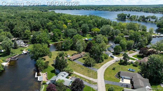 1165 Camelot Drive, Pinckney, MI 48169