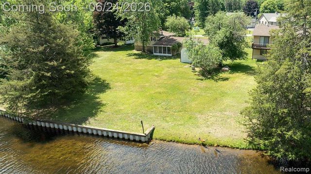1165 Camelot Drive, Pinckney, MI 48169