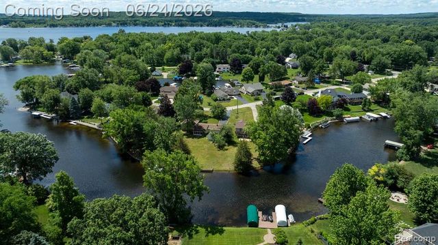 1165 Camelot Drive, Pinckney, MI 48169