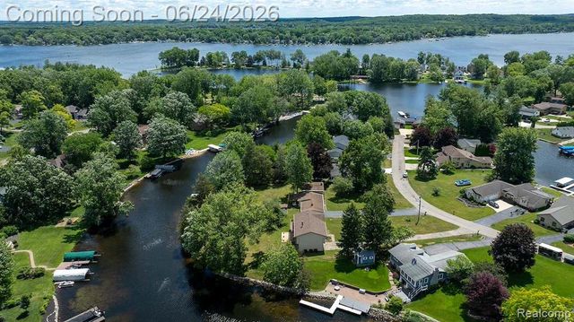 1165 Camelot Drive, Pinckney, MI 48169
