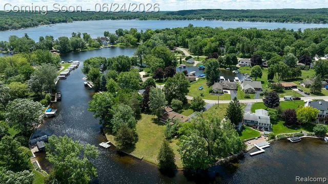 1165 Camelot Drive, Pinckney, MI 48169