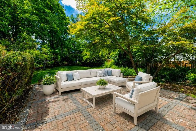 822 WALKER RD, Great Falls, VA 22066