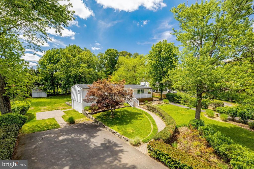822 WALKER RD, Great Falls, VA 22066