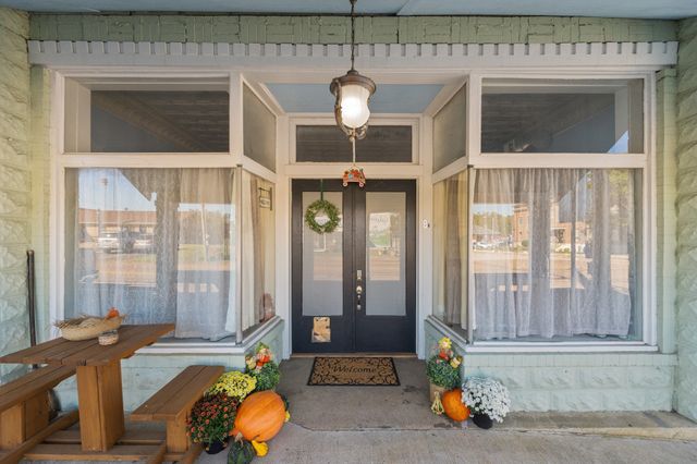 8 E Main St, Decaturville, TN 38329