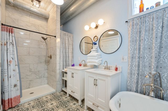 8 E Main St, Decaturville, TN 38329