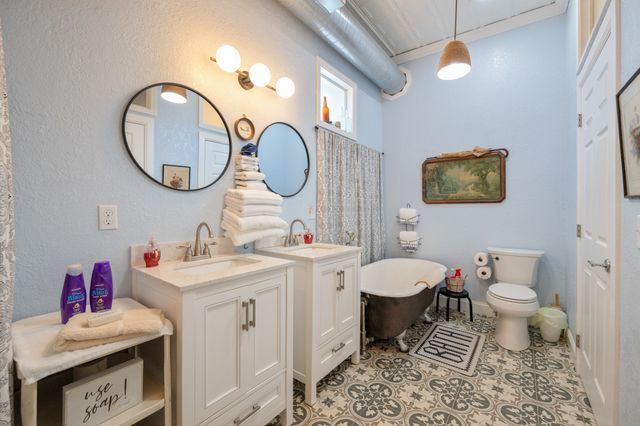 8 E Main St, Decaturville, TN 38329