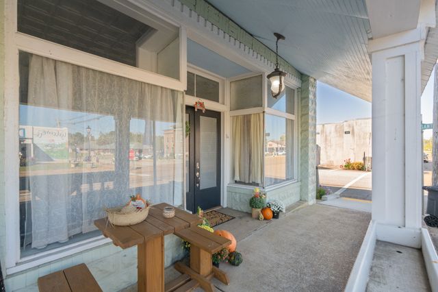 8 E Main St, Decaturville, TN 38329