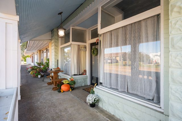 8 E Main St, Decaturville, TN 38329