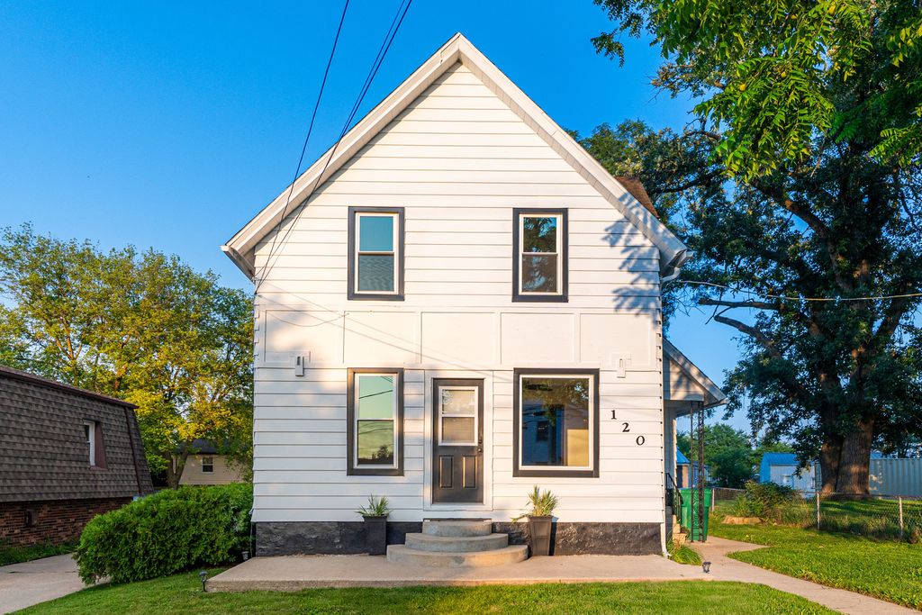 120 Sabin Street, Sycamore, IL 60178