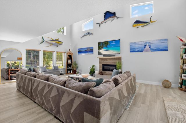 6701 Hillside Lane, Lake Worth, FL 33462