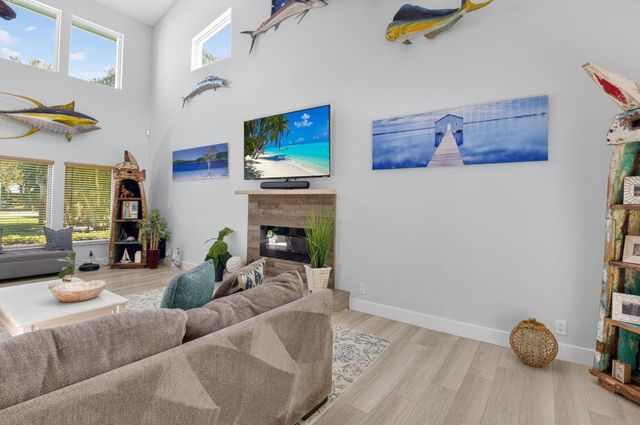 6701 Hillside Lane, Lake Worth, FL 33462