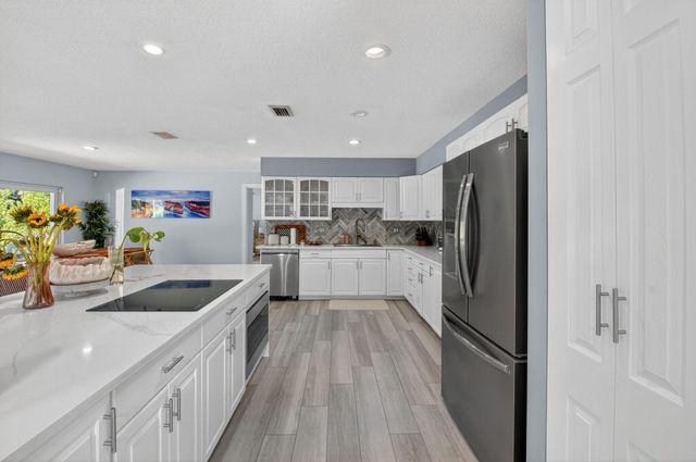 6701 Hillside Lane, Lake Worth, FL 33462