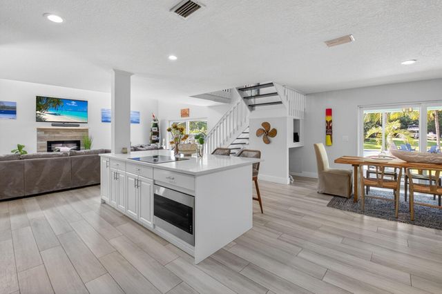 6701 Hillside Lane, Lake Worth, FL 33462