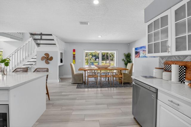 6701 Hillside Lane, Lake Worth, FL 33462