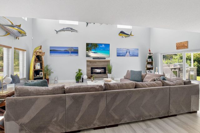 6701 Hillside Lane, Lake Worth, FL 33462