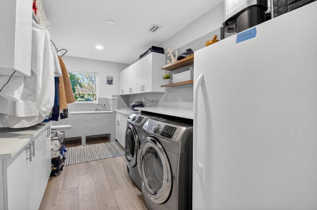 6701 Hillside Lane, Lake Worth, FL 33462